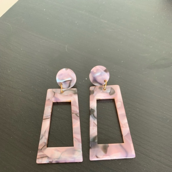 ❤️NWT *BOUTIQUE*  PRETTY FASHION EARRINGS  Perfect for SPRING/SUMMER - Picture 2 of 3
